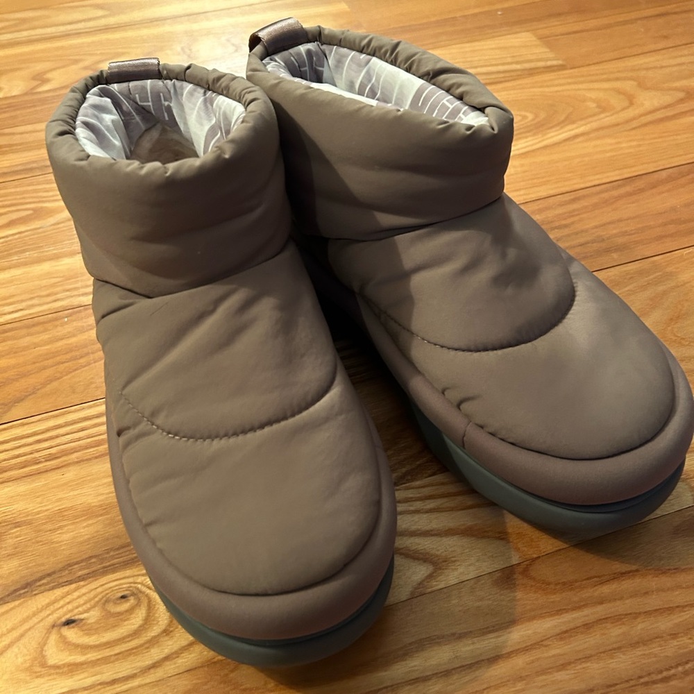 UGG puffer boots size 8 gray - classic mini maxi classic mini boot